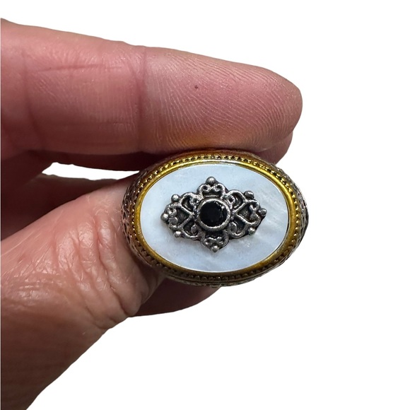 Vintage Style Unisex Gold and Silver Ring - Picture 4 of 7